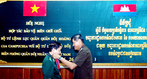 Thống tướng Miết Sô Phia, Phó Tổng tư lệnh kiêm Tư lệnh Lục quân – quân đội Hoàng gia CPC trao Huân chương hữu nghị cho Trung tướng Võ Trọng Việt